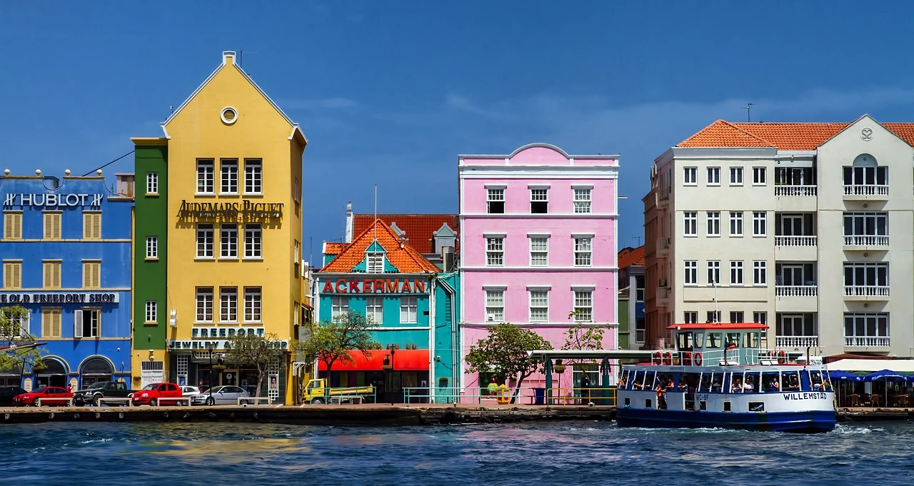 Curaçao crypto gambling regulations: colourful canal houses in Willemstad on a sunny day
