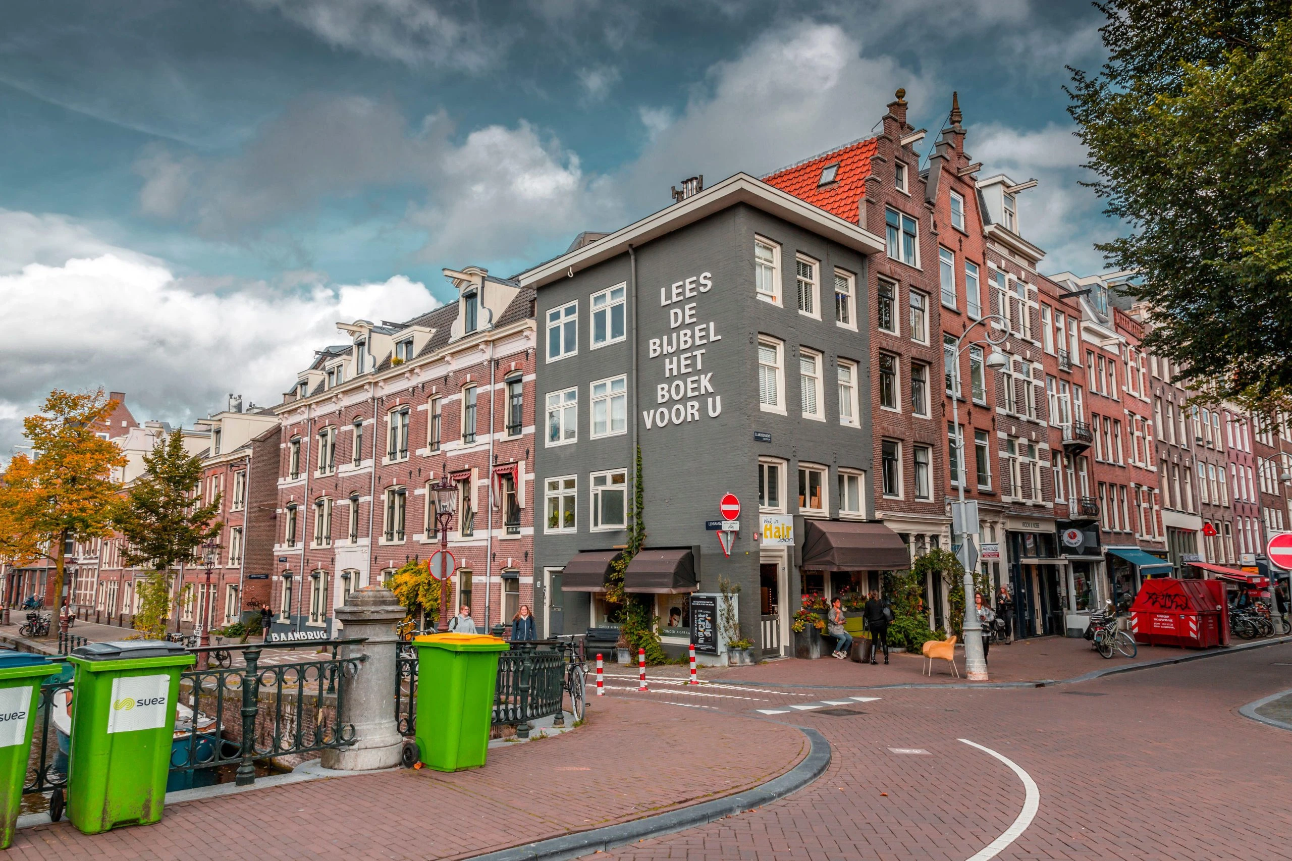 Amsterdam street view with typical Dutch architecture, illustrating KVA's warning about illegal online casinos in the Netherlands